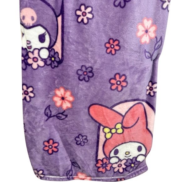 Hello Kitty Silk Touch Throw Blanket - Flower Shower- 50"x70" - Picture 3 of 4